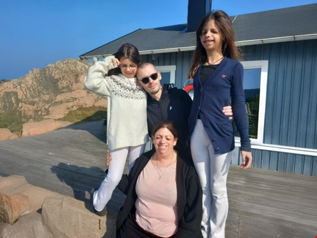 Familj bestående av fyra personer på bryggan.