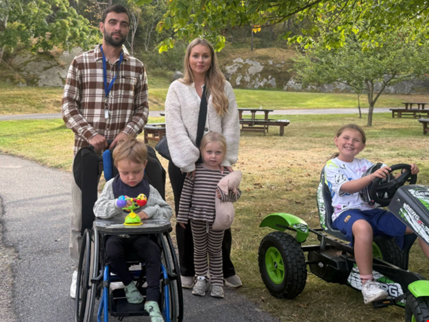 Gustav, Sandra, August, Sigrid och Astrid, på trampbil. 