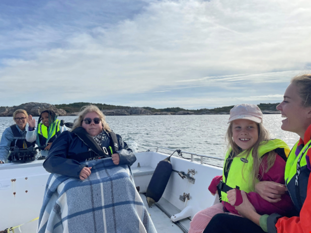 Flera barn och personal åker båt.