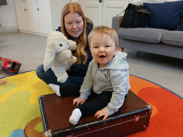 Barn och personal hälsar på Kalle Kanin.