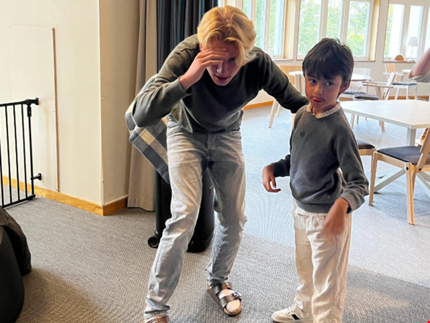 Vuxen och pojke leker.