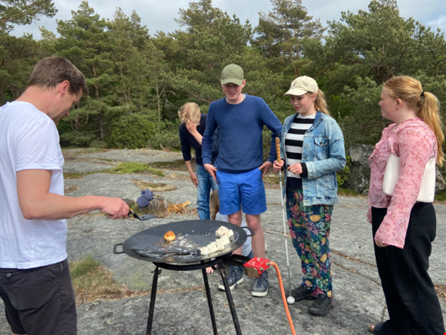 Ungdomar grillar tillsammans.