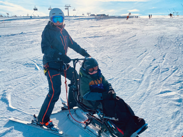Pojke och förälder som åker biski.